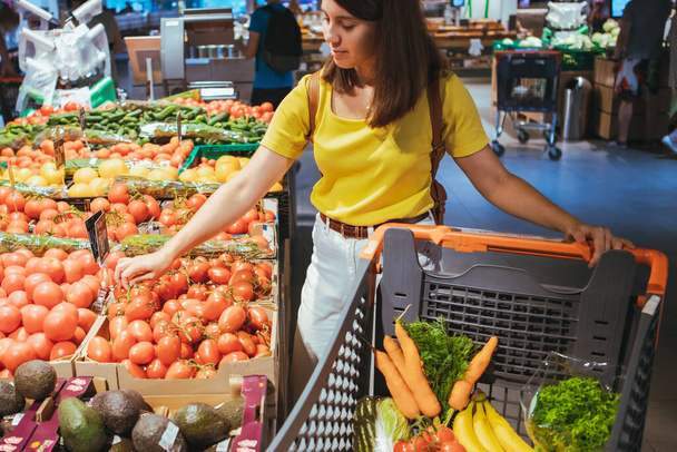 mujer hacer compras en la ciudad supermercado tienda de comestibles
 - Foto, Imagen