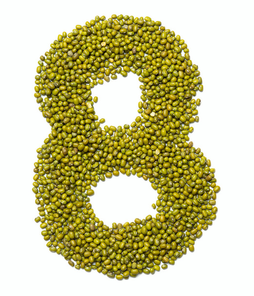 Арабське число "8" з зеленого картону бобів на білому ізольованому тлі. Їжу виготовлено з картоплі. Яскравий алфавіт для магазинів..  - Фото, зображення