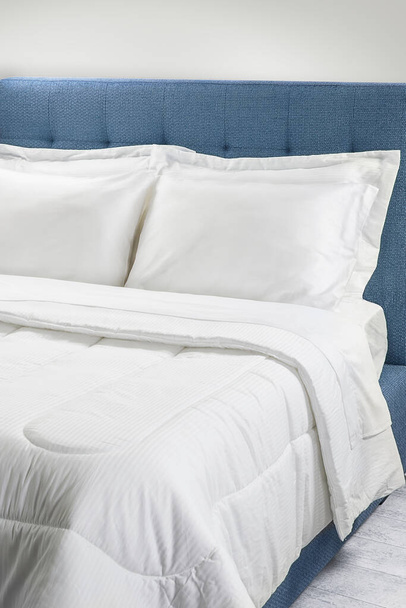 Pohled na luxusní hotelový pokoj s manželskou postelí, postel s výhledem shora, komfortní domov - Fotografie, Obrázek