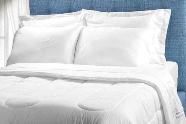 Vue sur une chambre d'hôtel luxueuse avec lit king size, vue sur le dessus du lit, confort maison
 - Photo, image