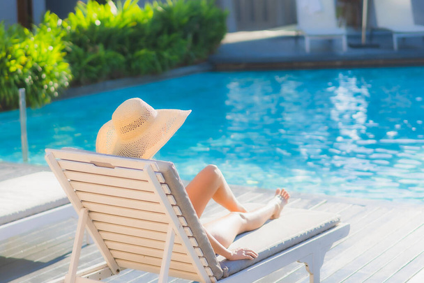 Retrato bonito jovem asiático mulher feliz sorriso relaxar ao redor piscina ao ar livre no hotel resort para lazer viagem férias - Foto, Imagem