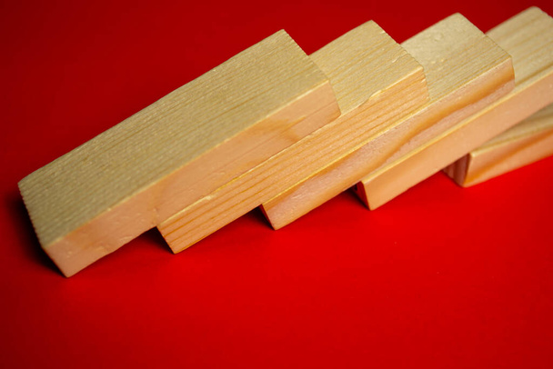 Eins-zu-eins-Holzblöcke auf rotem Hintergrund - Foto, Bild