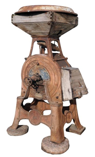 Macchine agricole arrugginite vintage retrò - grande dispositivo di ferro per la separazione del grano. L'attrezzatura è fatta più di cento anni fa. Isolato su bianco
 - Foto, immagini