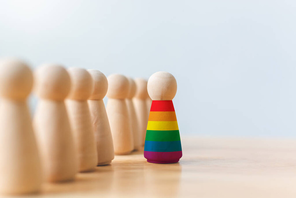 Derechos humanos del concepto de campaña LGBT. Muñecas de madera con colores del arco iris son diferentes se destacan de la multitud
 - Foto, Imagen