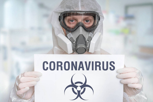 Ffp3マスクとバイオハザードロゴを持つ科学者 – コロナウイルスの流行の概念 - 写真・画像