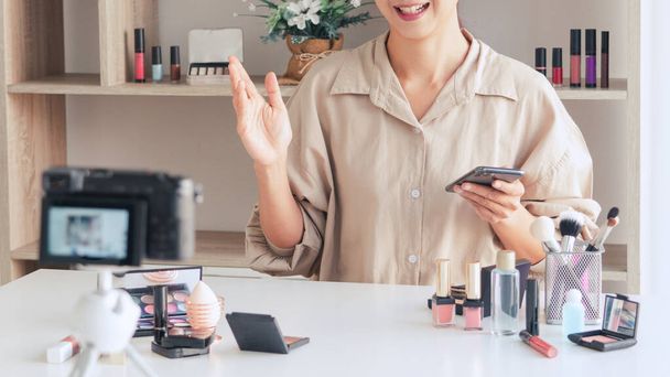 Maquillage beauté mode blogueur enregistrement vidéo présentant les cosmétiques à domicile influenceur sur les médias sociaux concept
 - Photo, image