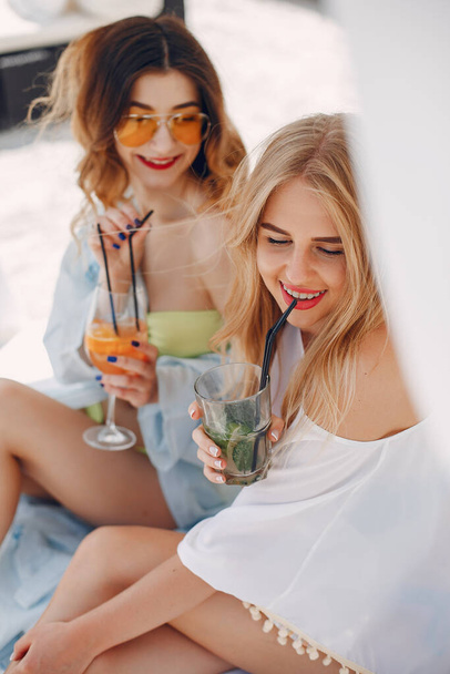 Two elegant girls on a resort - Foto, Bild