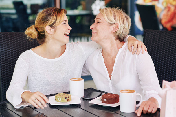 Bonne mère et fille profiter de passer du temps ensemble dans le coffeeshop, boire du café et s'amuser
 - Photo, image