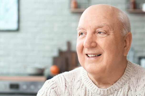 Idős ember otthon portréja - Fotó, kép