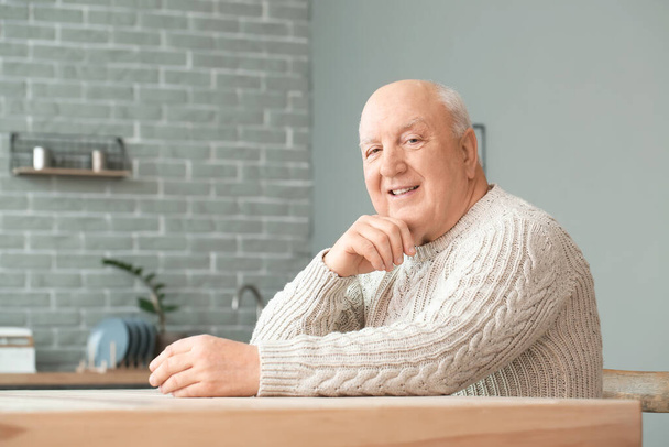 Portrait of elderly man at home - Foto, Bild