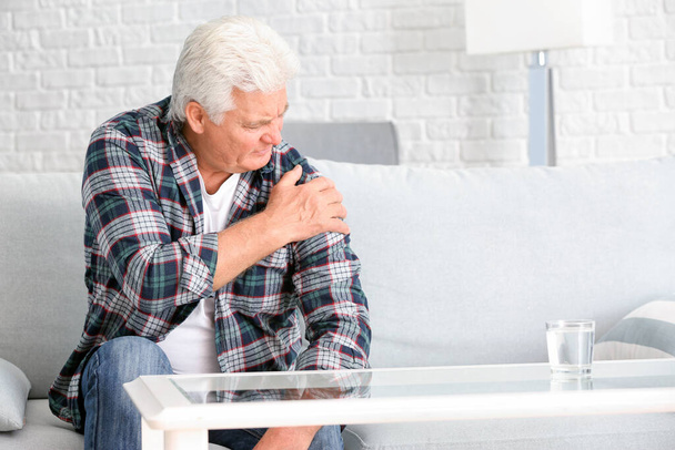 Starší muž trpící Parkinsonovým syndromem doma - Fotografie, Obrázek