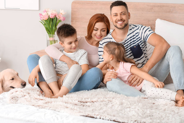 Ευτυχισμένη οικογένεια στο υπνοδωμάτιο στο σπίτι - Φωτογραφία, εικόνα