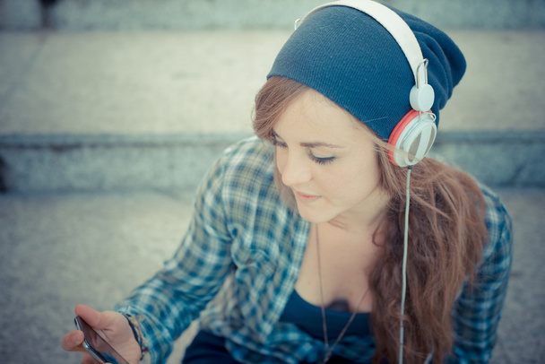 γυναίκα όμορφη νεαρή ξανθιά hipster ακούγοντας μουσική - Φωτογραφία, εικόνα