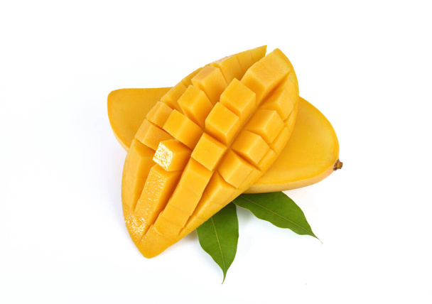 Mango amarillo aislado sobre fondo blanco (mango, fruta
) - Foto, Imagen