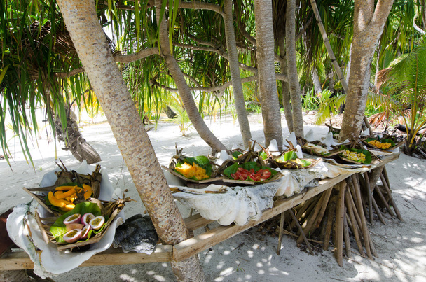 Comida tropical servida al aire libre en la laguna de Aitutaki Islas Cook
 - Foto, Imagen