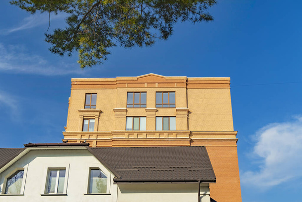 普通のレンガ造りの建物の外観を持つ一般的なヨーロッパの街のランドマークビュー鮮やかな天気の日の時間に組成物の中心青空背景空間 . - 写真・画像