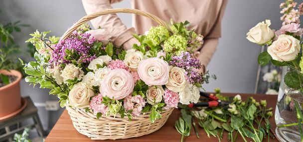 Bouquet de printemps dans un panier en osier.. Apprendre l'arrangement de fleurs, faire de beaux bouquets avec vos propres mains. Livraison de Fleurs
 - Photo, image