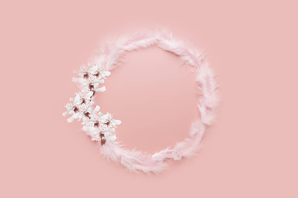 Pâques plat pastel lay : rose plumes moelleux cadre cercle sur un fond rose
 - Photo, image