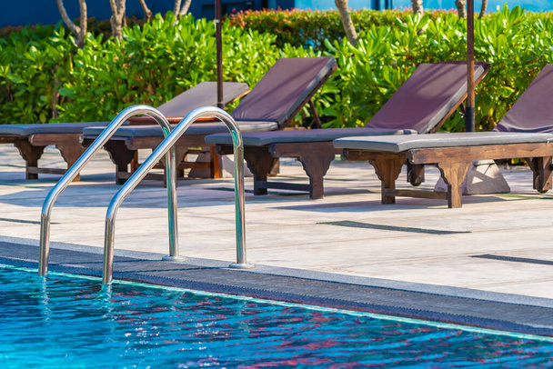Escalera alrededor de la piscina al aire libre en el complejo hotelero para vacaciones de viaje
 - Foto, Imagen