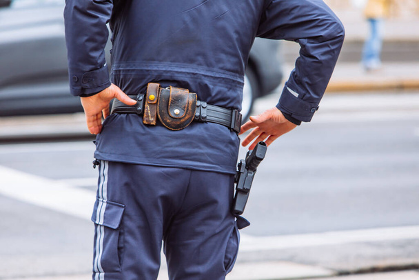 munitieriem op politieagent taille stadsbescherming - Foto, afbeelding