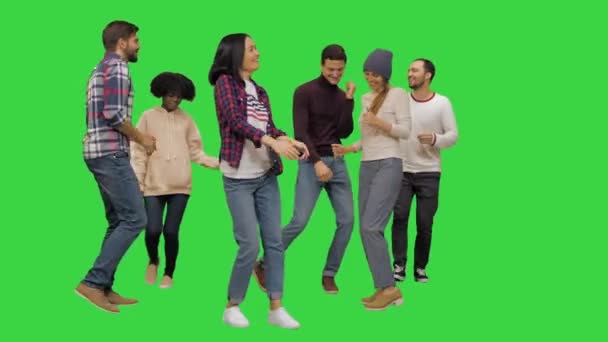 Grupo de jóvenes felices bailando juntos en una pantalla verde, Chroma Key
. - Metraje, vídeo