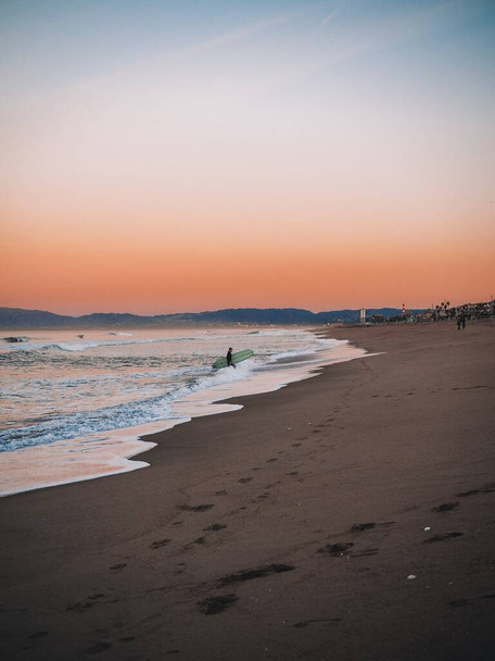 jetée de plage Manhattan à Los Angeles au lever du soleil, beau ciel rose romantique
 - Photo, image