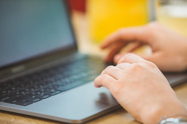 vrouw hand op laptop touchpad close-up internet surfen - Foto, afbeelding