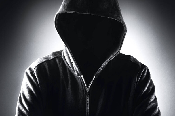 Cybersecurity, χάκερ με κουκούλα - Φωτογραφία, εικόνα
