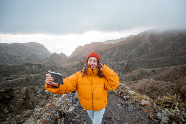 Жінка подорожує в горах
 - Фото, зображення