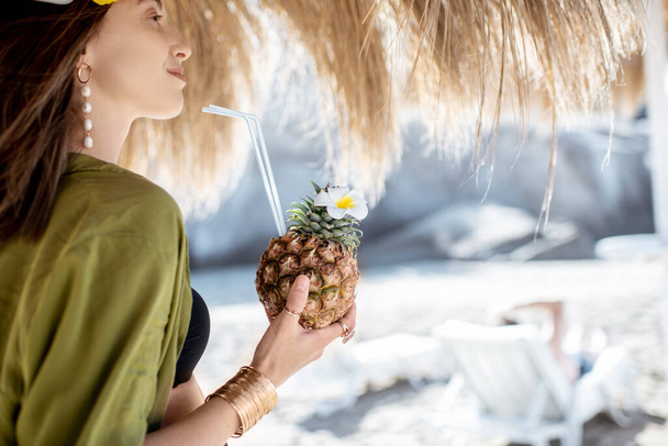 Žena s exotickým koktejlem na pláži resort - Fotografie, Obrázek