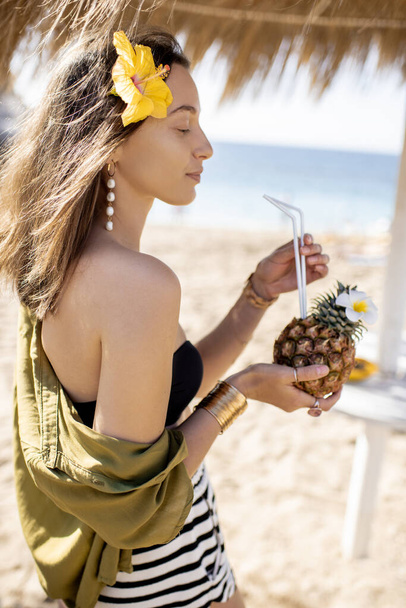 Жінка з екзотичним коктейлем на пляжі
 - Фото, зображення