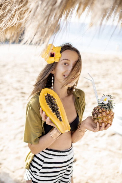 Nő papaya gyümölcs a strandon üdülőhely - Fotó, kép