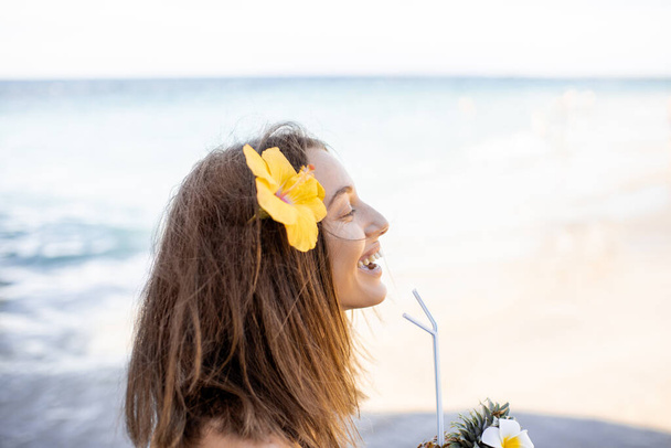 Chica de verano con cóctel exótico en el resort de playa
 - Foto, Imagen