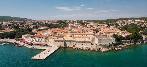 Vista aérea da cidade velha costeira mediterrânea Krk, Ilha Krk, Croácia, UE
 - Foto, Imagem