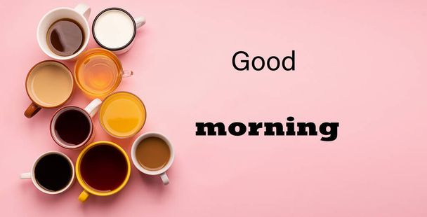 vasos de tazas con varias bebidas tradicionales jugo de té de café, texto de buena mañana fondo rosa. Vista superior plana
. - Foto, imagen