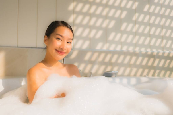 Retrato joven asiática mujer relajarse tomar un baño en bañera para spa concepto - Foto, Imagen