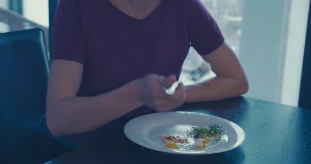 Young woman eating salmon for breakfast in the city - Séquence, vidéo