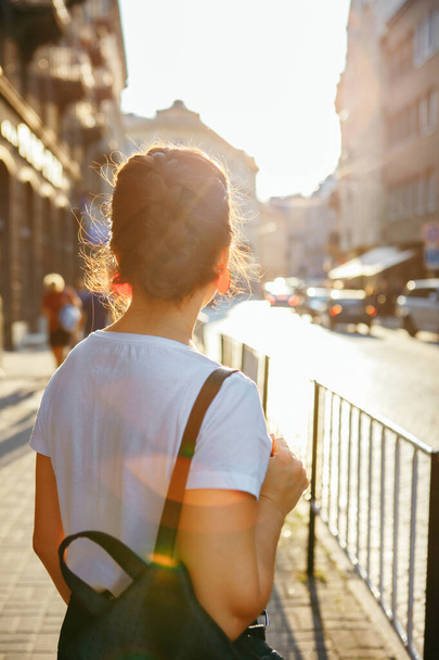 retrato de mulher bonita no pôr do sol na cidade rua roupa urbana
 - Foto, Imagem