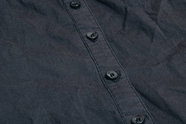 Κουμπιά σε μαύρο πουκάμισο από κοντά, φωτογραφία macro - Φωτογραφία, εικόνα