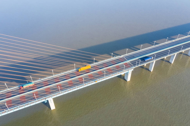 most zbliżenie pokładu na rzece Jangcy, część mostu kablowego, część mostu kablowego, Jiujiang, Chiny - Zdjęcie, obraz