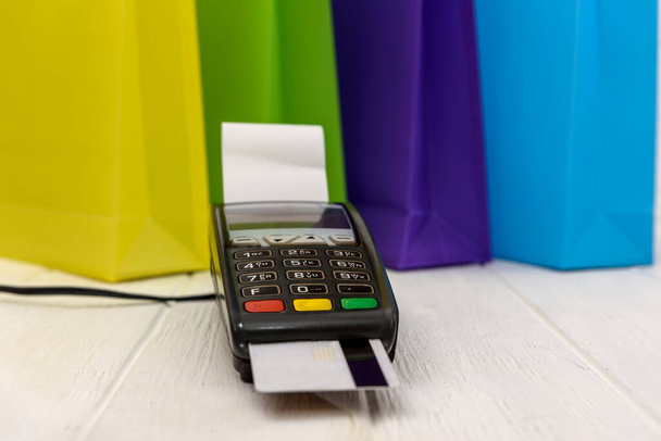 Sacs colorés avec terminal et carte de crédit
 - Photo, image