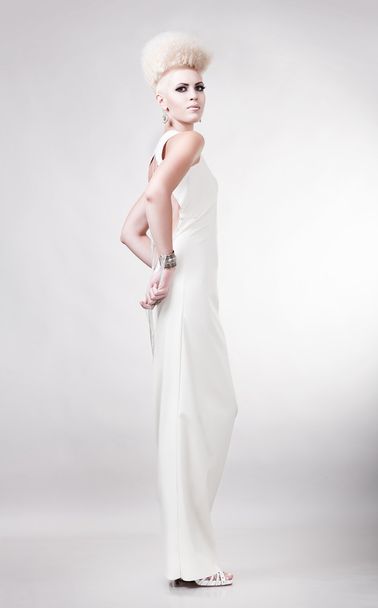 loira mulher muito magnífica em vestido branco
 - Foto, Imagem