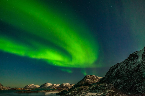 L'Artico polare aurora boreale cielo stella in Norvegia montagne, lunga velocità otturatore
. - Foto, immagini