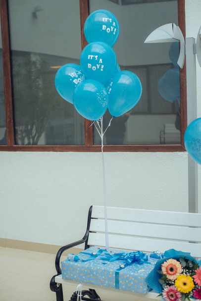 Bebé recién nacido celebrando globos de helio para niño. Globos azules
.  - Foto, imagen