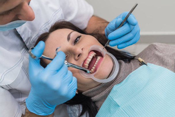 Zubař ruce s nástroji a pacienta tvář detailní up - Fotografie, Obrázek