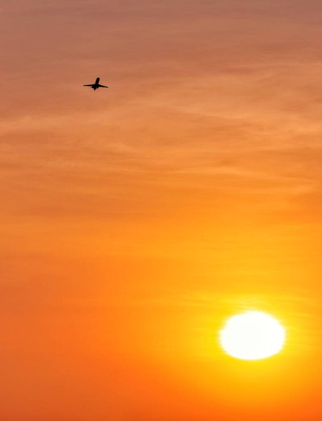 Flugzeug hebt in goldener Stunde gegen die Sonne ab. - Foto, Bild