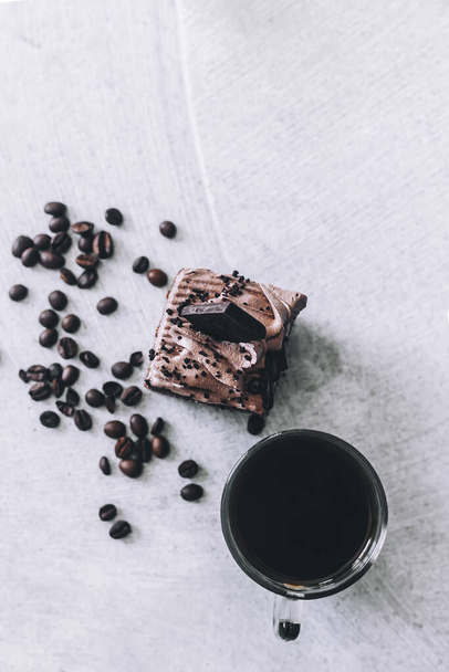 Horký kávový nápoj a sladký dort čokoládový koláč zákusek pečivo na mable pozadí - Fotografie, Obrázek