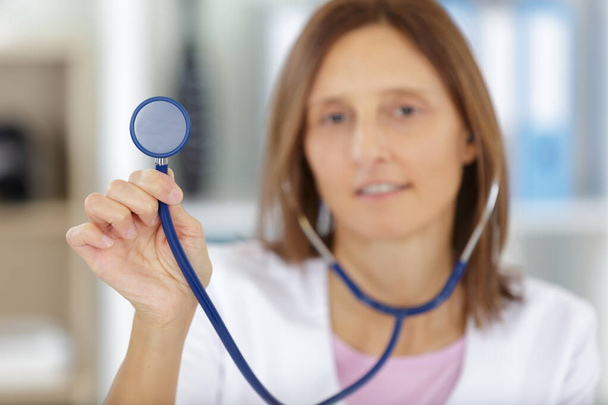 a doctor holding a stethoscope - Foto, Bild