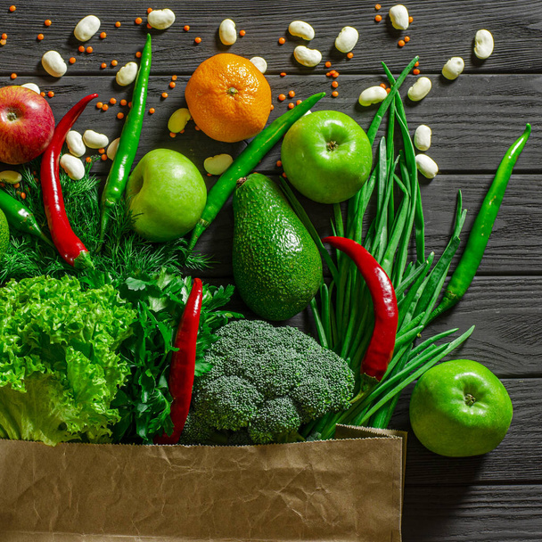 Concept de produit. Nourriture végétalienne dans un sac en papier sur une table en bois noir
 - Photo, image