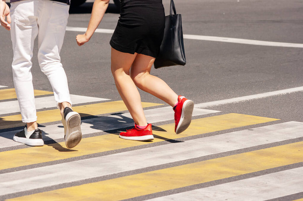 peatones jóvenes que caminan en el paso de peatones en la ciudad en el día de verano
 - Foto, imagen